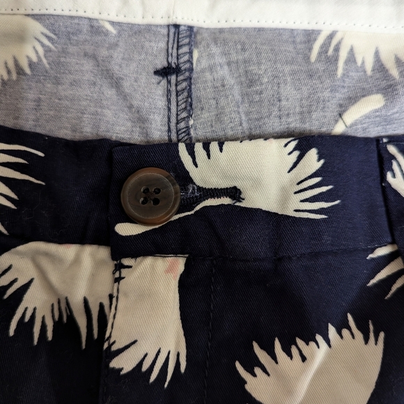 Old Navy Blue & White Crane Print Mid Rise Chino Shorts Size 12 Pre-owned Excell - Picture 3 of 3